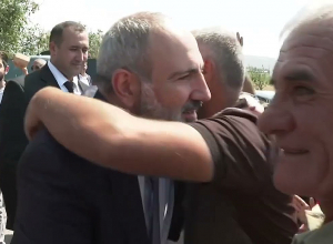 По дороге в Варденис премьер-министр стал свидетелем возвращения домой демобилизованного солдата