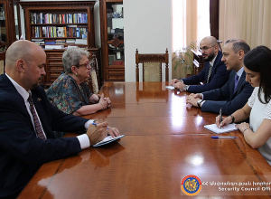 Армен Григорян принял посла ЕС Андреа Викторин