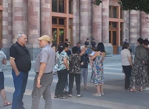 Արցախցիները պահանջում են հանդիպում Փաշինյանի հետ