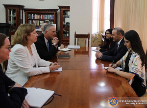 Армен Григорян и Луис Боно обсудили вопросы прав и безопасности народа Нагорного Карабаха