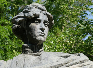 Կվերականգնվի Շուշանիկ Կուրղինյանի կիսանդրին