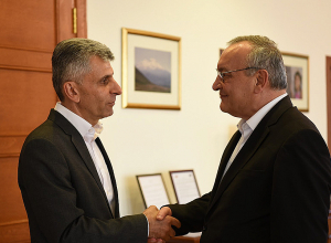 Артур Товмасян передал обязанности главы парламента новоизбранному председателю НС