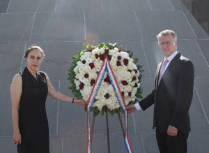 Представители комиссии, прибывшие в Армению по поручению Роберта Менендеса, посетили Мемориал Геноцида армян