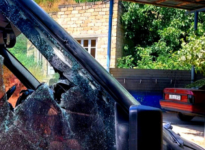 В результате выстрелов с азербайджанских позиций повреждён гражданский автомобиль