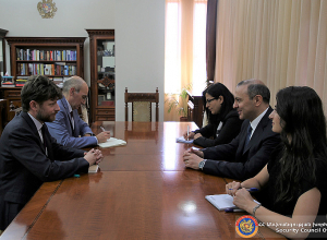Секретарь СБ Армении встретился с новоназначенным послом Франции Оливье Декотиньи