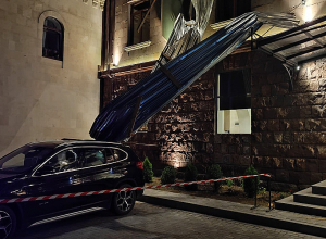 Քամու հետևանքով Երևանում, Գյումրիում և Տաշիրում վնասվել են շինությունների տանիքներ, ծառեր, ավտոմեքենաներ