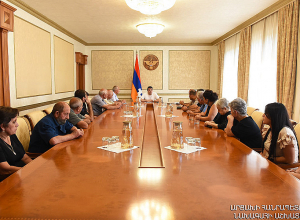 Արայիկ Հարությունյանը հանդիպել է Զոհված եւ անհետ կորած զինծառայողների հարազատների միության անդամների հետ