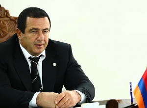 Ծառուկյանի փաստաբանական խումբը ծանոթանում է Ապօրինի ծագում ունեցող գույքի բռնագանձման գործի վերաբերյալ նյութերին