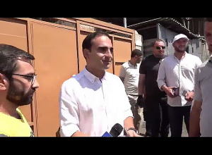 Ավինյանն անձամբ է բաժանում ծրագիրը․ հանդիպում Էրեբունի վարչական շրջանի բնակիչների հետ