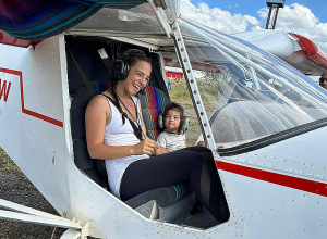 Սկսում ենք փոքր տարիքից. Տաթևիկ Ռևազյանը փոքրիկ դստերը ծանոթացրել է ավիացիայի հետ