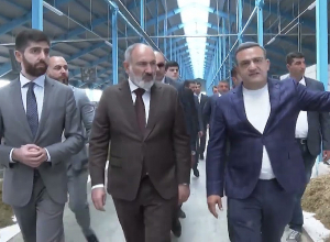 Премьер-министр совершил внеплановую остановку в Норашене и посетил животноводческий комплекс «Еремян Фарм»