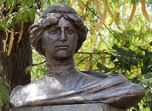 Կոմիտասի անվան պանթեոնում տեղադրվել է բանաստեղծուհի Շուշանիկ Կուրղինյանի գողացված կիսանդրին