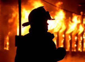 Հրդեհ է բռնկվել  Երեւանի Ս․ Սաֆարյան փողոցում գտնվող չորս խանութների ընդհանուր տանիքում