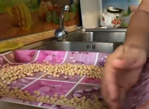 Գարիով և ոլոռով «սուրճ», դոշաբով շոկոլադ. ԼՂ-ում սննդի պակասը մարդկանց «հնարամիտ է դարձրել»