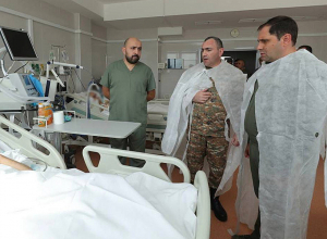 Սուրեն Պապիկյանը տեսակցել սեպտեմբերի 1-ին ադրբեջանական սադրանքի հետևանքով վիրավորում ստացած 2 զինծառայողներին