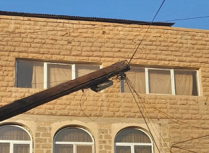 Սյունը կոտրվել և կախվել է էլեկտրական լարերի վրա