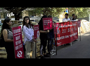 Լուռ ակցիա ՄԱԿ-ի դիմաց․ մասնակիցները փոխվում են 2 ժամը մեկ