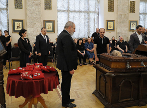 Премьер-министр присутствовал на панихиде по Альберту Азаряну