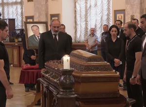 Վարչապետը մասնակցել է Ալբերտ Ազարյանի հոգեհանգստի արարողությանը