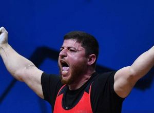 Ծանրորդ Անդրանիկ Կարապետյանը դարձավ ԱԱ-ի փոքր ոսկե մեդալակիր