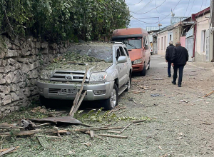 Քաղաքացիական բնակչության շրջանում արձանագրվել է երկու զոհ (մեկ երեխա), 26 վիրավոր (11 երեխա)