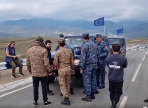 Մարդիկ սահմանին սպասում են Լեռնային Ղարաբաղում գտնվող իրենց հարազատներին