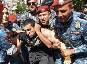 Կարմիր բերետավորները ծեծի են ենթարկում Լևոն Քոչարյանին