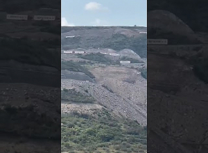 Հակարիի կամրջի մոտ մարդասիրական օգնությամբ սպասող բեռնատարները դուրս են բերվում տարածքից