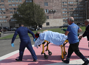 Ուղղաթիռներներով շարունակվում է բուժօգնության կարիք ունեցողների տեղափոխումը Գորիսից Երեւան