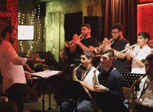 В первую очередь я положил в машину свой музыкальный инструмент: арцахский музыкант