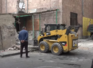 Никаких стандартов строительства кафе не соблюдается. Акция протеста возле дома-музея Туманяна: ПРЯМОЙ ЭФИР