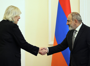 Никол Пашинян принял Дунью Миятович