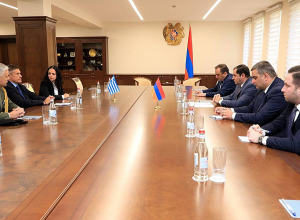 Сурен Папикян принял посла Греции