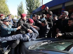 ԼՂ ներկայացուցչության շենքի դիմաց տեղի ունեցած դեպքերի առթիվ նախաձեռնված վարույթի շրջանակներում երկու անձի մեղադրանք է առաջադրվել