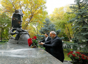 Նիկոլ Փաշինյանը հարգանքի տուրք է մատուցել 1999 թ  հոկտեմբերի 27 ի ոճրագործության զոհերի հիշատակին