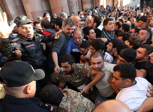 Զանգվածային անկարգություններ կատարելու կասկածանքով ձերբակալված անձի կողմից թմրամիջոց տեղափոխելու մասով նախաքննությունն ավարտվել է