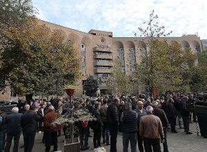 Արցախցիների բողոքի ակցիան Աշխատանքի և սոցիալական հարցերի նախարարության շենքի մոտ. ՈՒՂԻՂ