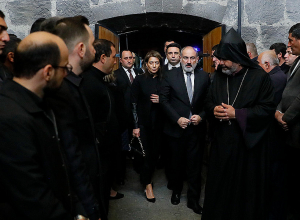 Премьер-министр вместе с супругой присутствовал на панихиде по Матевосу Асатряну