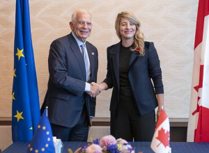 Боррель поблагодарил Жоли за личный вклад в участие Канады в миссии ЕС в Армении