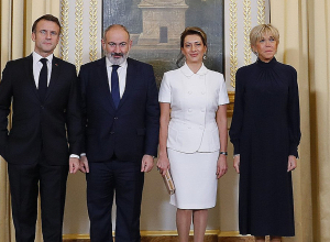 Премьер-министр вместе с супругой присутствовал на официальном ужине, данном президентом Франции и его супругой