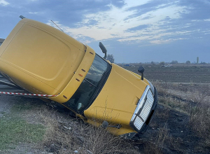 Էջմիածին-Արմավիր ճանապարհին կցորդիչով բեռնատարը շրջվել է մարդատար ավտոմեքենայի վրա. կա 2 տուժած