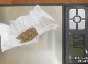 Սնունդ բաժանող դատապարտյալի մոտից հայտնաբերվել են մարիխուանա տեսակի թմրանյութին նմանվող զանգվածներ