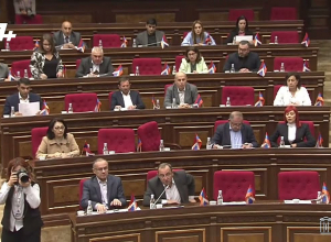 Նոր պատգամավորը երդվեց, իսկ Լեւոն Քոչարյանը ճանապարհին էր