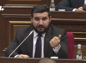 Հստակ ժամկետ ասեք՝ երբ կունենանք նոր չիպերով անձնագրեր. Ալեքսանյանը՝ միգրացիայի ծառայության պետին