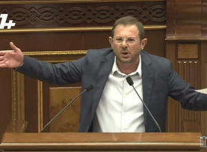 Неужели не нашлось никого с мозгами, чтобы сказать Пашиняну, что Персидский залив нельзя называть проливом? Манукян