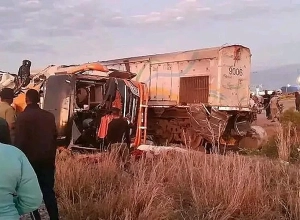 В Танзании при столкновении поезда с автобусом погибли 13 человек
