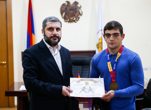Երևանի քաղաքապետի առաջին տեղակալը հյուրընկալել է բռնցքամարտի պատանիների աշխարհի չեմպիոն Ալբերտ Հարությունյանին