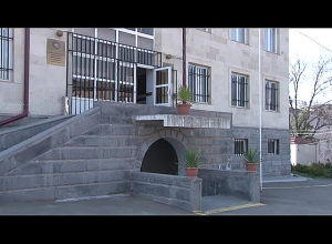 Открыв дыру в потолке, он проник в частный дом соотечественника