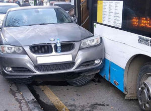 Կենտրոնում իրար են բախվել 11 ավտոմեքենա (լուսանկարներ)