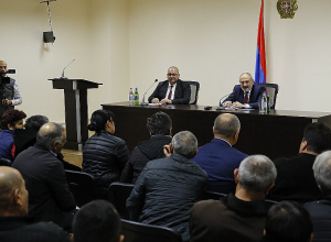 Пашинян с супругой Анной Акопян встретились с родственниками вернувшихся военнопленных